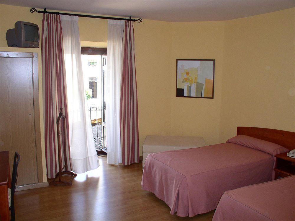Hostal Restaurante Puerta Del Alcazar Ávila Eksteriør bilde